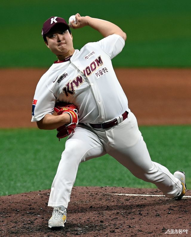 상무에서 병역 의무를 마치고 돌아온&nbsp;김재웅은 2026시즌 키움 불펜에 큰 힘을 보탤 것으로 기대가 크다. 스포츠동아 DB