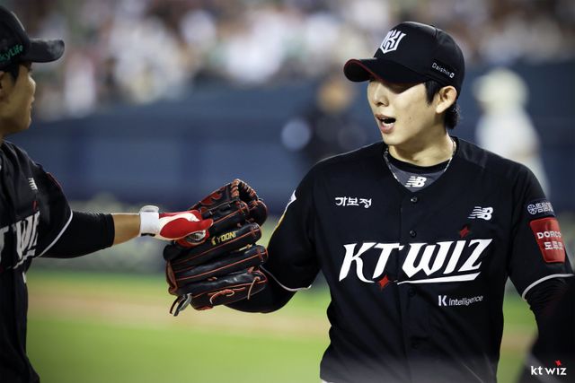 KT 오원석(오른쪽)은 트레이드 이적 이후 커리어하이를 썼다. 여기서 만족하지 않고, 2026시즌 더욱 위력적인 투구를 이어가겠다는 각오다. 사진제공｜KT 위즈