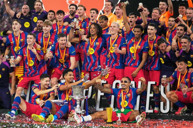 바르셀로나 선수들이 12일(한국시간) 사우디 제다의 킹 압둘라 스포츠 시티에서 열린 레알 마드리드와 수페르코파 데 에스파냐 결승서 3-2 승리를 거두며 우승을 차지한 뒤 기뻐하고 있다. 제다(사우디아라비아)｜AP뉴시스
