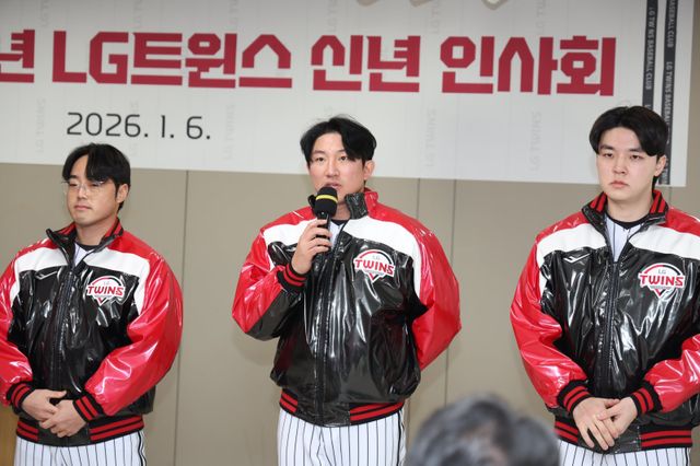 LG 장시환(가운데)이 6일 잠실구장서 열린 LG 선수단 신년 인사회에서 팀에 합류한 각오를 밝히고 있다. 장시환은 “나이는 숫자에 불과하다는 것을 보여드리겠다”라고 말해 큰 박수를 받았다. 사진제공｜LG 트윈스