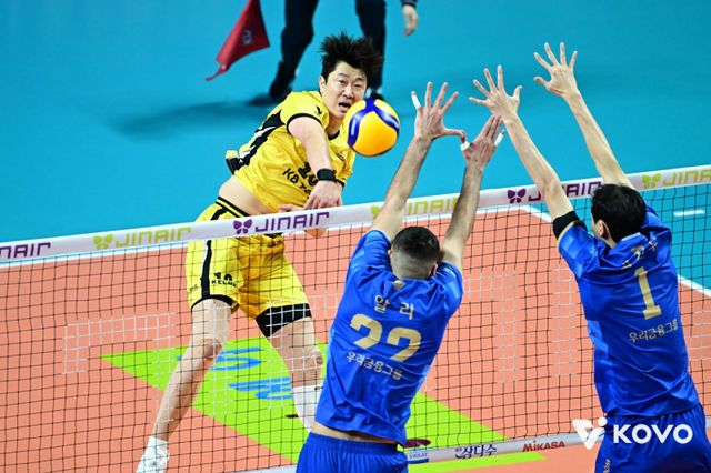 KB손해보험 나경복(왼쪽)이 11일 우리카드와 V리그 남자부 원정경기서 호쾌한 스파이크 공격을 하고 있다. 사진제공｜KOVO