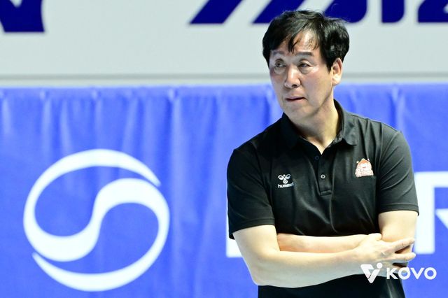 OK저축은행 신영철 감독이 13일 대한항공과 원정경기 도중 코트를 바라보고 있다. 사진제공｜KOVO