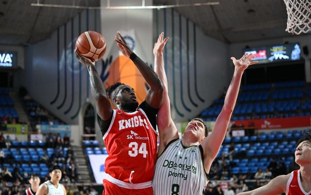 SK 자밀 워니(왼쪽)가 13일 잠실학생체육관에서 벌어진 DB전에서 헨리 엘런슨의 수비를 뚫고 슛을 시도하고 있다. 사진제공｜KBL