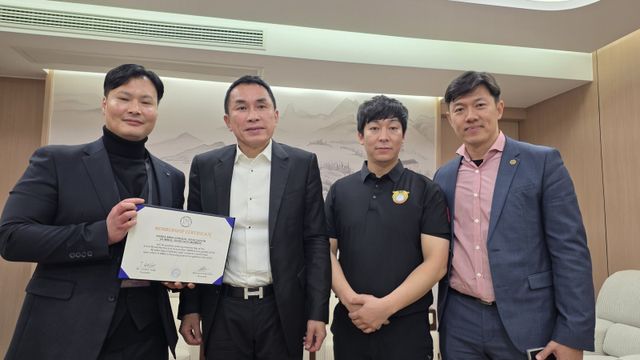 대한MMA총협회가 아시아 종합격투기(MMA) 관리 기구인 아시아종합격투기협회(AMMA)로부터 공식 준회원 인증서를 받았다. 사진은 김금천 대한MMA총협회 단장, 고든 탕 AMMA 회장, 양서우 대한MMA총협회 심판, 갈라스테인 탄 AMMA 사무총창(왼쪽부터). 사진제공｜로드FC