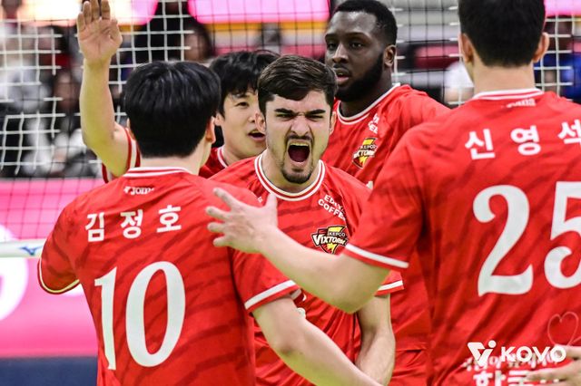 한국전력은 이달 3일 아시아쿼터 미들블로커 무사웰(가운데)의 가세에 힘입어 3시즌만의 봄배구 무대 진출에 속도를 붙였다. 사진제공│KOVO