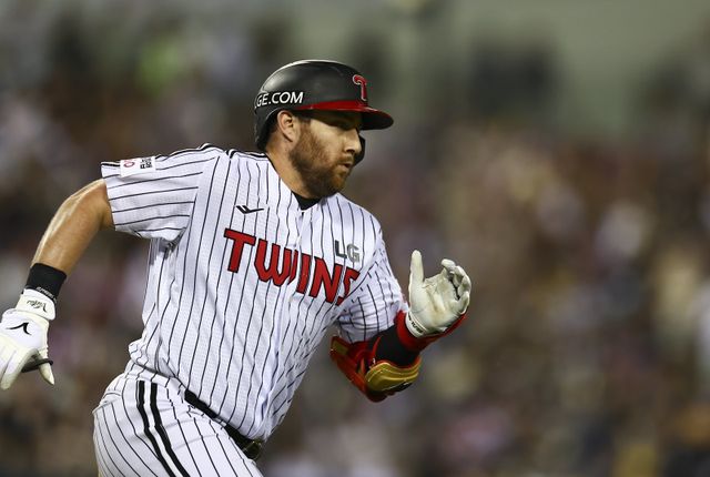 LG 오스틴 딘은 2025시즌을 마친 뒤 LG와 재계약을 맺으며 어느덧 4번째 KBO리그 시즌을 맞이하게 됐다. 타점 부문에서 꾸준한 모습을 보이고 있는 오스틴은 KBO 역대 외국인타자들이 만든 누적 타점 기록 부문에서도 자신의 존재감을 드러내고 있다. 뉴시스