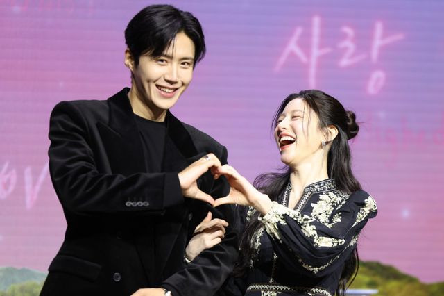 [서울=뉴시스] 황준선 기자 = 배우 김선호(왼쪽)과 고윤정이 13일 오전 서울 강남구 조선 팰리스 서울 강남에서 열린 넷플릭스 시리즈 ‘이 사랑 통역 되나요?’ 제작발표회에서 포즈를 취하고 있다. 2026.01.13. hwang@newsis.com