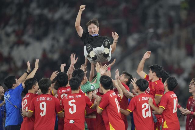 김상식 감독이 이끄는 베트남 U-23 대표팀은 13일(한국시간) 사우디와 U-23 아시안컵 조별리그 A조 3차전서 1-0 승리를 거두며 8강에 진출했다. 사진은 지난해 7월 AFF U-23 챔피언십 우승을 차지한 뒤 선수들에게 헹가래를 받고 있는 김 감독. 자카르타｜AP뉴시스