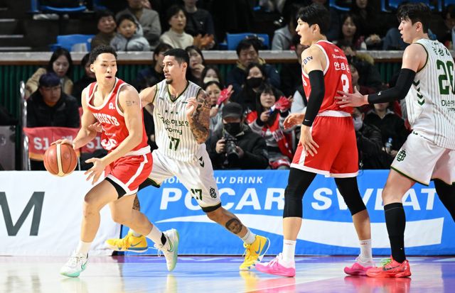 SK 에디 다니엘(왼쪽)이 13일 잠실학생체육관에서 벌어진 DB전에서 알바노를 피해 패스할 곳을 찾고 있다. 사진제공｜KBL