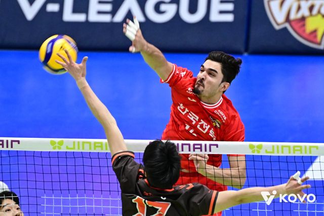 한국전력은 이달 3일 아시아쿼터 미들블로커 무사웰(뒤)의 가세에 힘입어 3시즌만의 봄배구 무대 진출에 속도를 붙였다.&nbsp;사진제공│KOVO