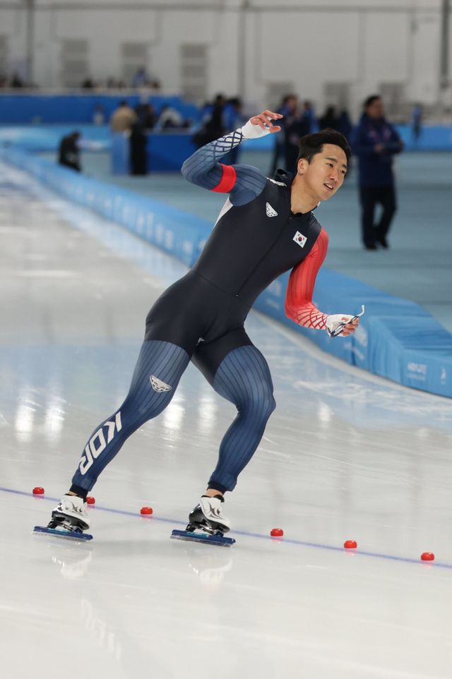 남자 스피드스케이팅 단거리의 간판 김준호는 4번째 올림픽 무대인 2026밀라노·코르티나담페초대회에서 기필코 첫 메달을 목에 걸겠다는 각오다. 이번 시즌 한국 기록을 새로 쓰는 등&nbsp;흐름이 워낙 좋아 기대가 크다. 뉴시스