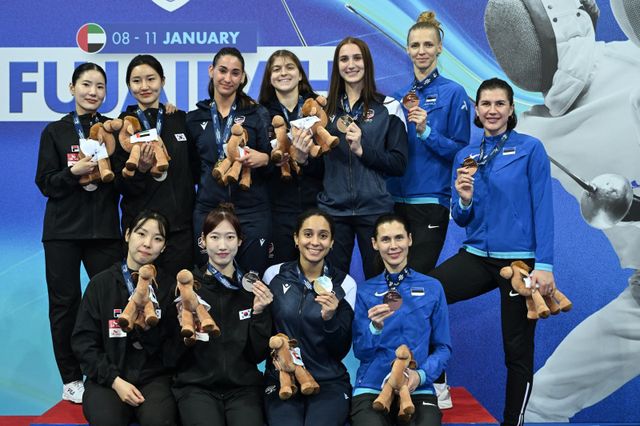 펜싱 여자 에페 대표팀 선수들이 11일(한국시간) UAE 푸자이라에서 열린 FIE 월드컵 단체전서 은메달을 차지한 뒤 기념사진을 찍고 있다. 펜싱 여자 에페 대표팀 송세라, 이혜인(뒷줄 왼쪽부터), 박진주, 임태희(앞줄 왼쪽부터). 사진제공｜대한펜싱협회