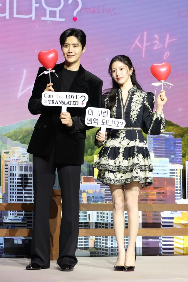 [서울=뉴시스] 황준선 기자 = 배우 김선호(왼쪽)과 고윤정이 13일 오전 서울 강남구 조선 팰리스 서울 강남에서 열린 넷플릭스 시리즈 ‘이 사랑 통역 되나요?’ 제작발표회에서 포즈를 취하고 있다. 2026.01.13. hwang@newsis.com