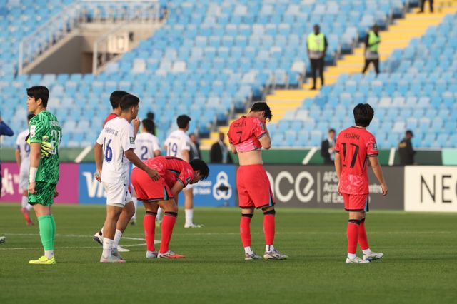U-23 대표팀 선수들이 사우디아라비아 리야드의 프린스 파이살 빈 파드 스타디움에서 벌어진 우즈베키스탄전에서 0-2로 패한 뒤 허탈해하고 있다. 사진제공│대한축구협회