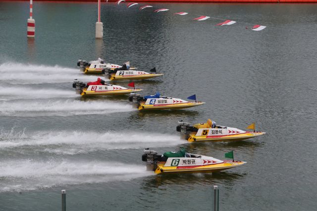 미사경정장에서 선수들이 힘차게 경주를 시작하고 있다.