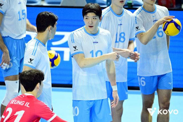 대한항공 정지석(가운데)이 13일 OK저축은행과 홈경기에 앞서 동료들과 몸을 풀고 있다. 지난해 12월 발목을 다친 뒤 경기에 나서지 못하는 동안 대한항공은