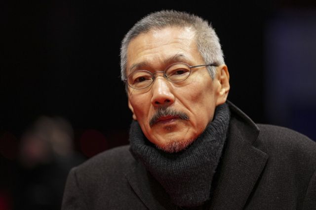 [베를린=AP/뉴시스] 홍상수 감독이 20일(현지 시간) 독일 베를린에서 열린 제75회 베를린 국제영화제에서 영화 ‘그 자연이 네게 뭐하고 하니‘ 레드 카펫 행사에 참석해 포토 타임을 갖고 있다. 임신 중인 김민희는 홍 감독과 베를린에 동행했으나, 공식 석상에는 서지 않았다. 2025.02.21.