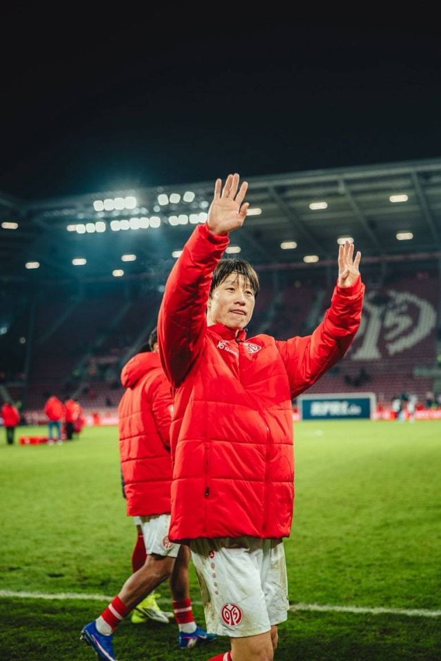 마인츠 이재성이 14일 하이덴하임과 독일 분데스리가 홈경기서 선제골 어시스트로 2-1 승리를 이끈 뒤 팬들에게 감사를 전하고 있다. 사진출처｜이재성 블로그