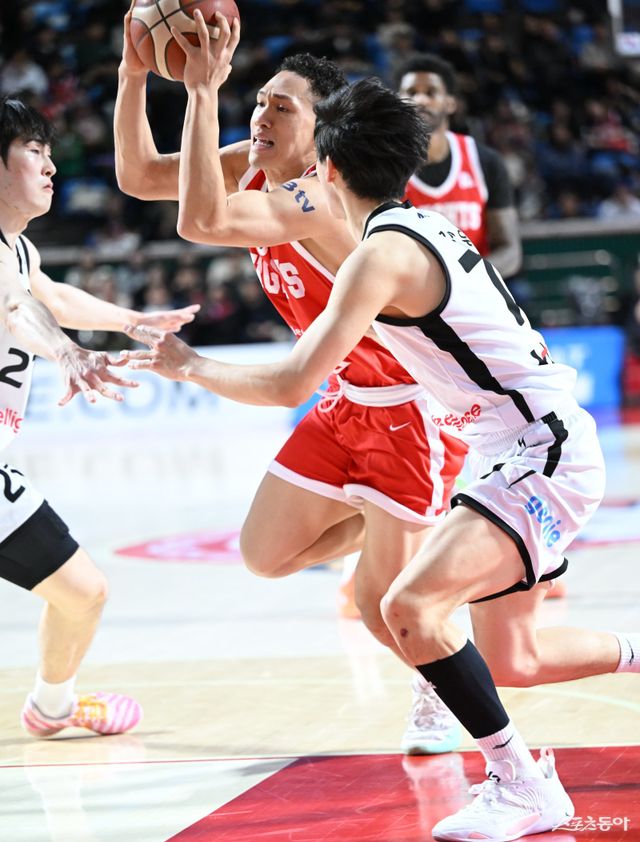 SK 신인 에디 다니엘(가운데)은 골격근량&nbsp;53㎏의 엄청난 피지컬과 수비력을 앞세워 팀에 큰 힘을 불어넣고 있다. 약점인 슛을 가다듬으면 더 무서운 선수가 될 수 있다는 기대가 크다. 사진제공｜KBL