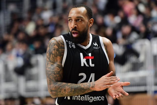 KT 데릭 윌리엄스는 14일 수원서 열린 KCC와 홈경기에서 32점·5리바운드로 활약하며 2연승을 이끌었다. 사진제공｜KBL