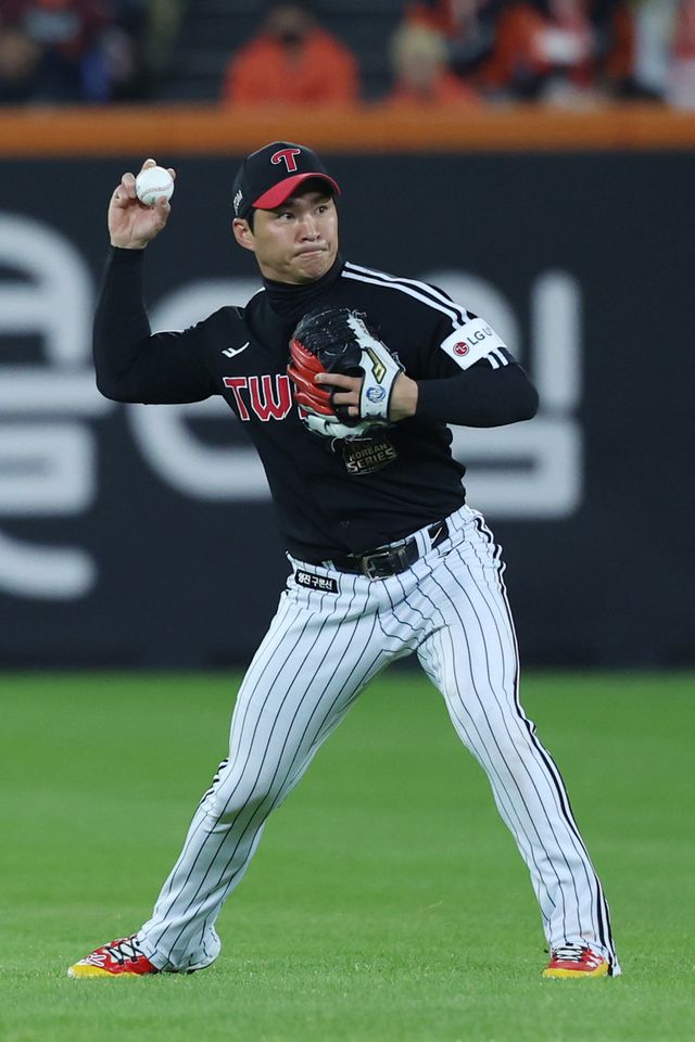 염경엽 LG 감독은 지난해 베테랑 내야수 오지환을 먼 미래에 좌익수로 쓸 수도 있다는 뜻을 밝힌 바 있다. 팀 주전 유격수인 오지환은 해당 얘기에 큰 자극을 받았다. 우승팀 유격수로 조금 더 확실한 퍼포먼스를 보이겠다는 의지를 밝혔다. 뉴시스