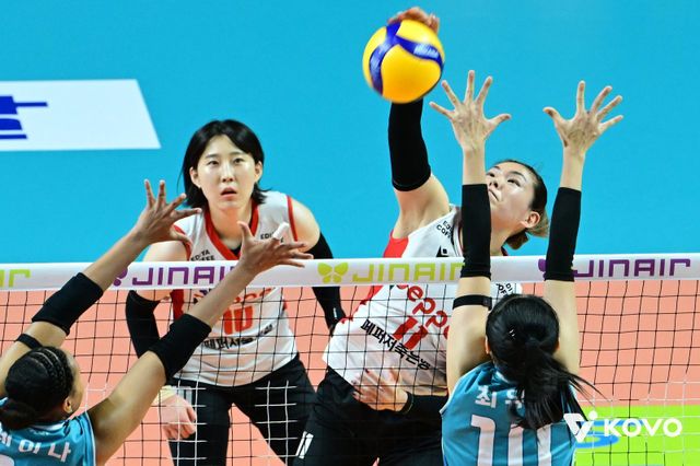 장소연 페퍼저축은행 감독은 시마무라(오른쪽)와 박정아(왼쪽)의 활약에 이번 시즌 팀의 성패가 달렸다는 생각에 둘에게 컨디션 관리 노하우를 아낌없이 알려주고 있다. 사진제공│KOVO