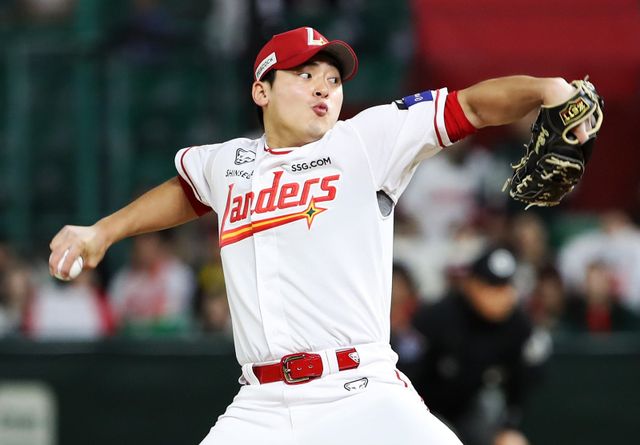 SSG 조병현은 지난해 69경기에서 5승4패30세이브 평균자책점 1.60의 성적을 거뒀다. 프로 데뷔 후 처음으로 30세이브 고지를 밟은 조병현이 올해도 30세이브를 달성해 구단 최초의 2년 연속 30세이브 기록을 만들 수 있을지 관심이 쏠린다. 사진제공｜SSG 랜더스