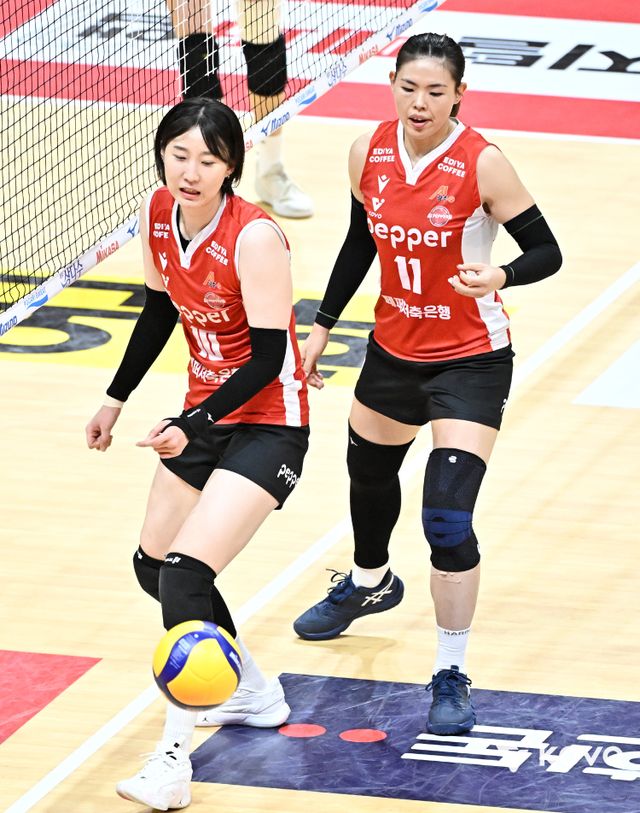 장소연 페퍼저축은행 감독은 시마무라(오른쪽)와 박정아(왼쪽)의 활약에 이번 시즌 팀의 성패가 달렸다는 생각에 둘에게 컨디션 관리 노하우를 아낌없이 알려주고 있다. 사진제공│KOVO