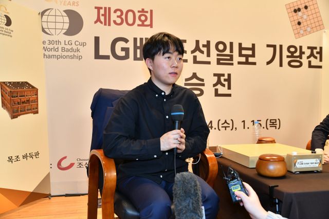 우승 인터뷰를 하고 있는 신민준 9단