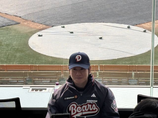 두산 박찬호가 15일 잠실구장에서 취재진과 인터뷰를 하고 있다. 사진제공ㅣ두산 베어스