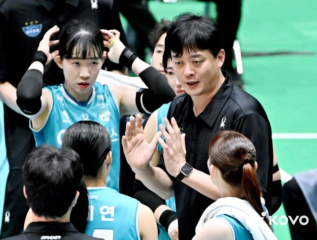 이영택 GS칼텍스 감독(오른쪽)은 주포 실바의 부담을 인지하면서도 제 역할을 해주길 기대했다. 레이나와 유서연이 도와줘야 한다는 말도 덧붙였다. 사진제공│KOVO