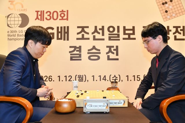 신민준 9단(왼쪽)과 이치리키 료 9단의 결승 3국 대국 모습