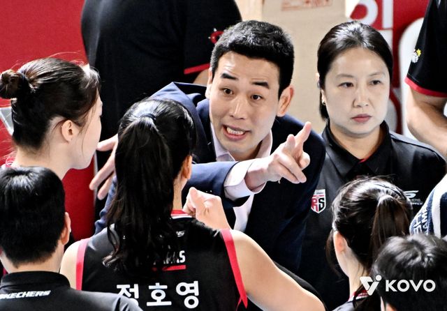 고희진 정관장 감독(가운데)은 남은 시즌 분위기를 바꾸려면 확실한 날개 공격수 조합을 찾아야 한다. 사진제공│KOVO