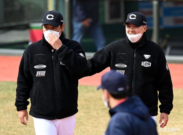 SSG 시절 김원형 감독(오른쪽)과 故 김민재 코치. 스포츠동아 DB