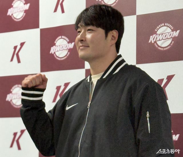 박병호 키움 잔류군 선임코치가 15일 고척에서 열린 코치 취임 인터뷰에서 포즈를 취하고 있다.｜고척=스포츠동아 박정현 기자