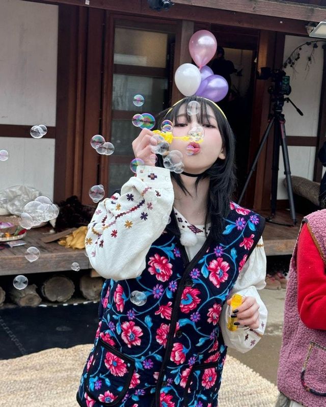 에스파 카리나가 화려한 꽃무늬의 ‘김장 조끼’를 입고 친근한 매력을 과시하고 있다. 카리나 SNS