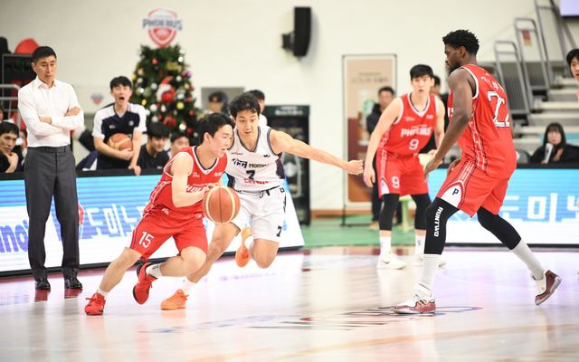 현대모비스 김건하(15번)는 코트에서 쉽게 주눅이 들지 않는 플레이로 코트에 활력을 불어넣고 있다. 사진제공｜KBL