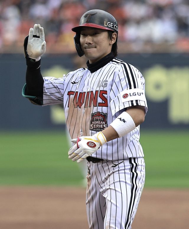 LG 신민재는 지난해 커리어하이를 다시 쓰며 생애 첫 골든글러브를 수상했다. 염경엽 LG 감독은 “신민재는 지난해 기량을 유지하기만 해도 엄청 잘 한 것”이라며 새 시즌 꾸준함을 강조했다. 뉴시스