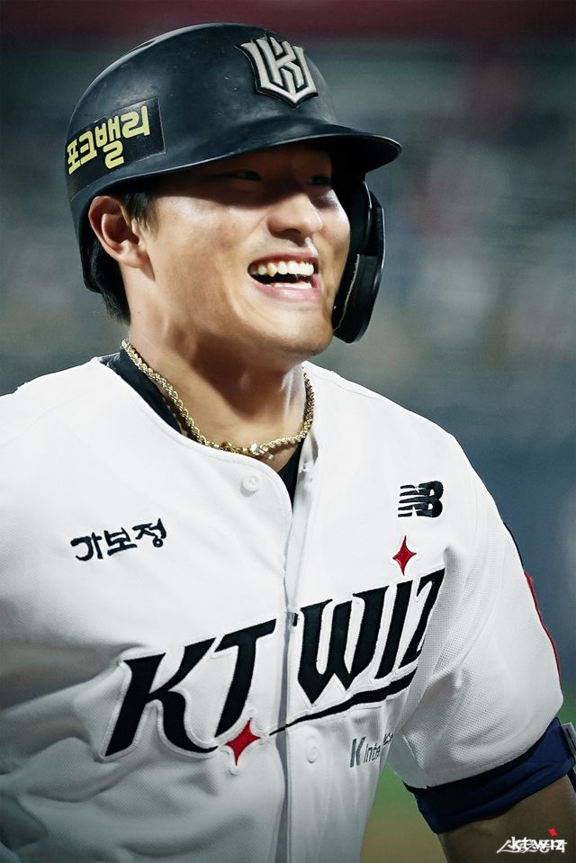 KT 안현민이 구단 역대 최고 인상률로 연봉 계약을 맺었다. 사진제공｜KT 위즈