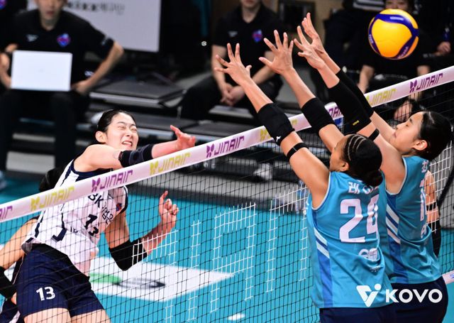 IBK기업은행 최정민(뒤)이 15일 장충체육관서 열린 GS칼텍스와 원정경기서 스파이크를 하고 있다. 사진제공│KOVO