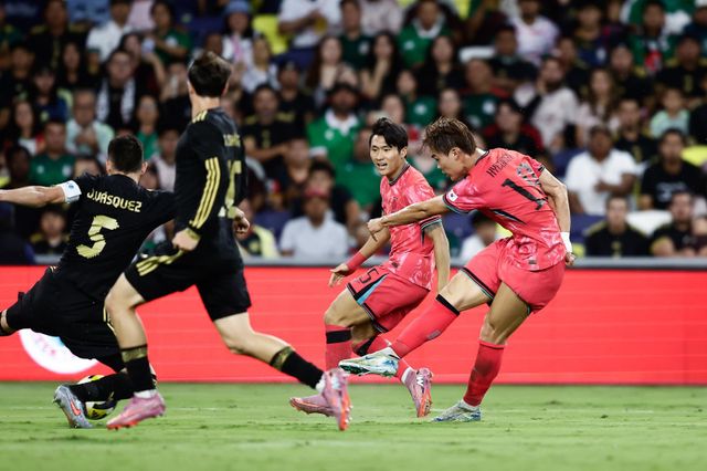 축구국가대표팀 공격수 오현규(오른쪽)가 지난해 9월 미국에서 치른 멕시코와 친선전 도중 슛을 때리고 있다. 사진제공｜대한축구협회