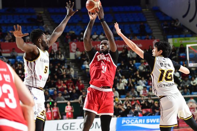 SK 자밀 워니(가운데). 사진제공｜KBL