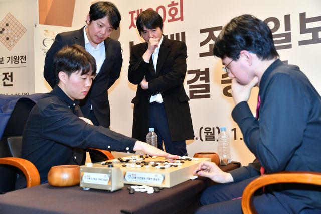 신민준 9단(왼쪽)과 이치리키 료 9단의 복기 모습. 이세돌 전 프로 9단과 국가대표 홍민표 감독이 복기를 지켜보고 있다. 사진제공=한국기원