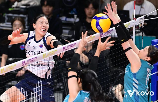 IBK기업은행 육서영(뒤)이 15일 장충체육관서 열린 GS칼텍스와 원정경기서 스파이크를 하고 있다. 사진제공│KOVO
