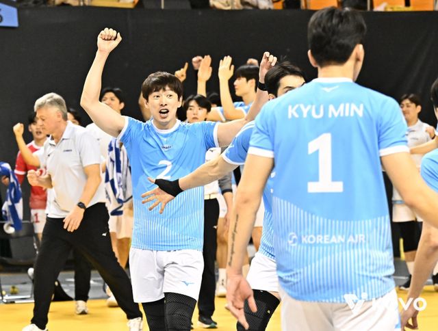 대한항공 한선수(2번)가 16일 의정부 경민대 체육관서 벌어진 KB손해보험과 원정경기서 3-1 승리로 4연패를 마감하자 팔을 번쩍 들고 기뻐하고 있다. 사진제공│KOVO