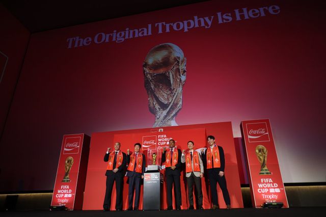 차두리 화성 감독, 차범근 전 한국대표팀 감독, 지우베르투 실바 FIFA 글로벌 홍보대사, 이영표 전 대한축구협회 부회장, 구자철 제주 유스 디렉터(왼쪽부터)가 16일 서울 CGV용산아이파크몰에서 월드컵 공식 후원사 코카콜라가 개최한&nbsp;우승 트로피 공개 행사에 참석했다. 용산│뉴시스