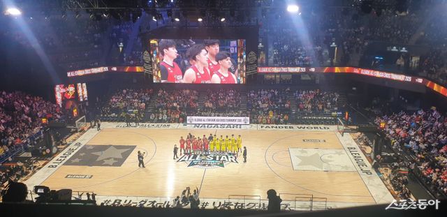 B리그 올스타 위크앤드 2026 인 나가사키가 16일 일본 나가사키 해피니스 아레나에서 열렸다. 아시아 올스타팀과 라이징 스타팀의 경기를 앞두고 팬들에게 인사하는 선수들. 전광판에 이현중(왼쪽 끝)의 모습이 보인다. 나가사키｜최용석 기자