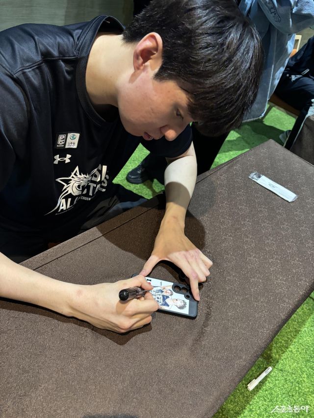 이현중이 16일 일본 나가사키 스타디움시티 호텔에서 열린 B리그 올스타 팬 행사에 참석해 자신의 사진이 담긴 팬의 핸드폰에 사인하고 있다. 나가사키｜최용석 기자