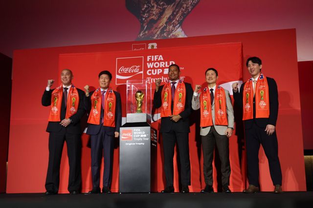 차두리 화성 감독, 차범근 전 한국대표팀 감독, 지우베르투 실바 FIFA 글로벌 홍보대사, 이영표 전 대한축구협회 부회장, 구자철 제주 유스 디렉터(왼쪽부터)가 16일 서울 CGV용산아이파크몰에서 월드컵 공식 후원사 코카콜라가 개최한 우승 트로피 공개 행사에 참석했다. 용산│뉴시스