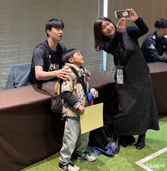 이현중(왼쪽)이 16일 일본 나가사키 스타디움시티 호텔에서 진행된 일본 B리그 올스타 위크앤드 팬들과 만나는 행사에 참석해 어린이 팬과 촬영하고 있다. 나가사키｜최용석 기자
